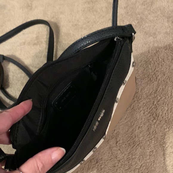 Nine West Leather crossbody purse. 10” in approximate length. Zipper closure. - Picture 6 of 7